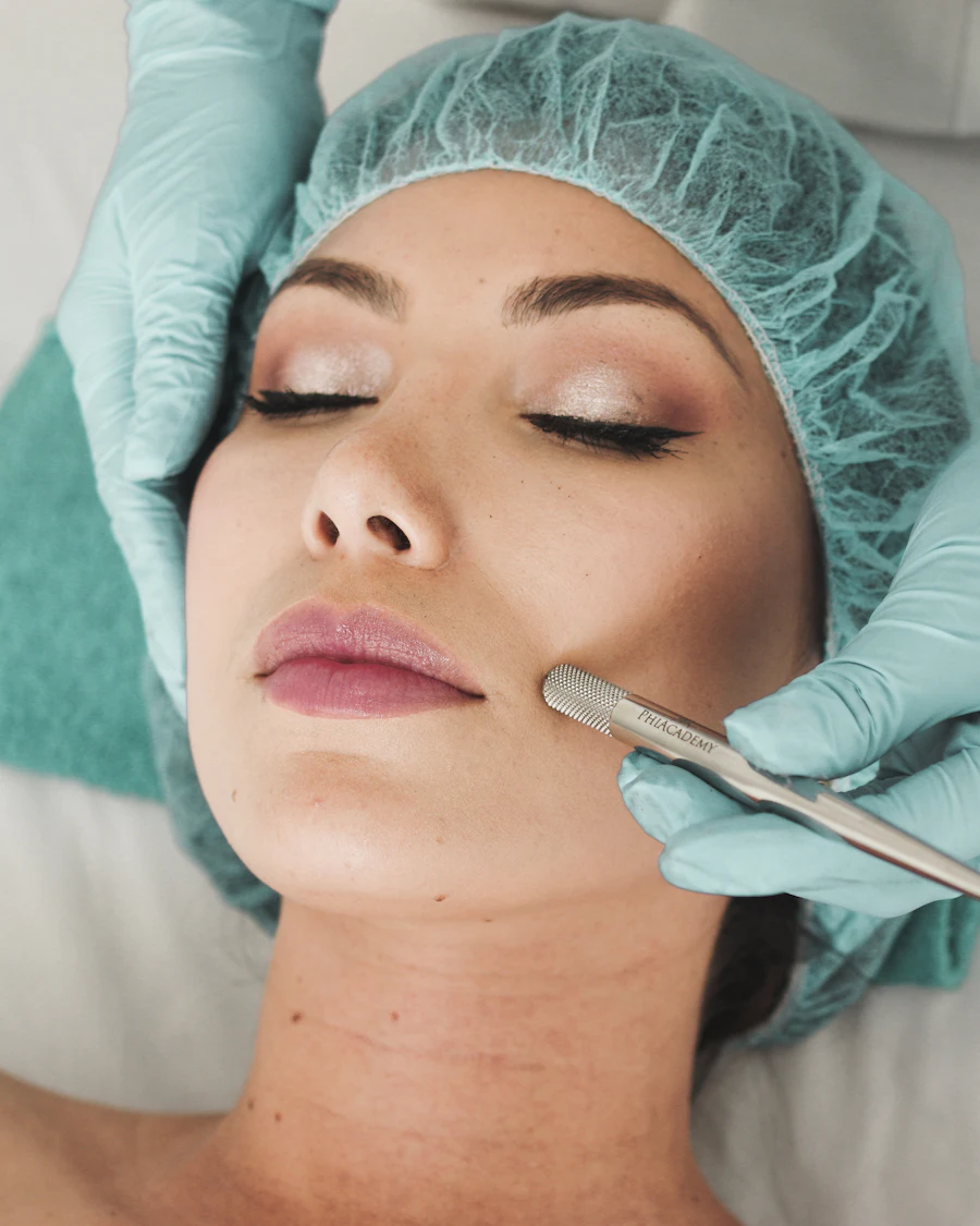 Aplicação de ativos durante um protocolo facial